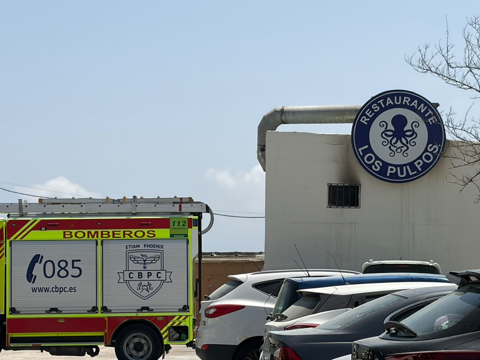 Un incendio en el restaurante Los Pulpos deja un afectado por inhalación de humo. Foto: F.M. Un incendio en el restaurante Los Pulpos deja un afectado por inhalación de humo. Foto: F.M.