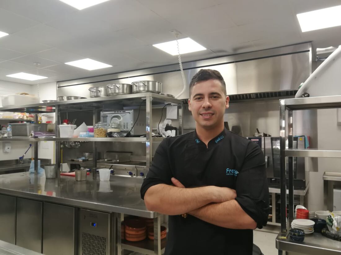 El ganador de la primera edición del concurso  "Chef Campo de Gibraltar", Guillermo Collado, en la cocina del restaurante donde trabaja, Fresco.