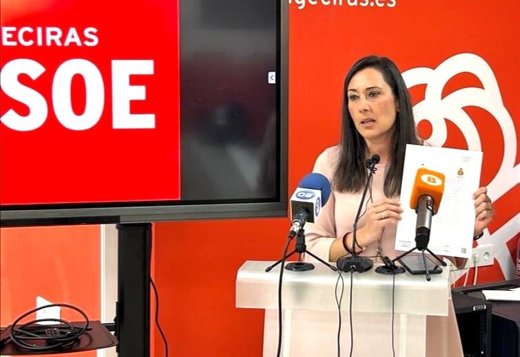 Rocío mostrando documentación en rueda prensa
