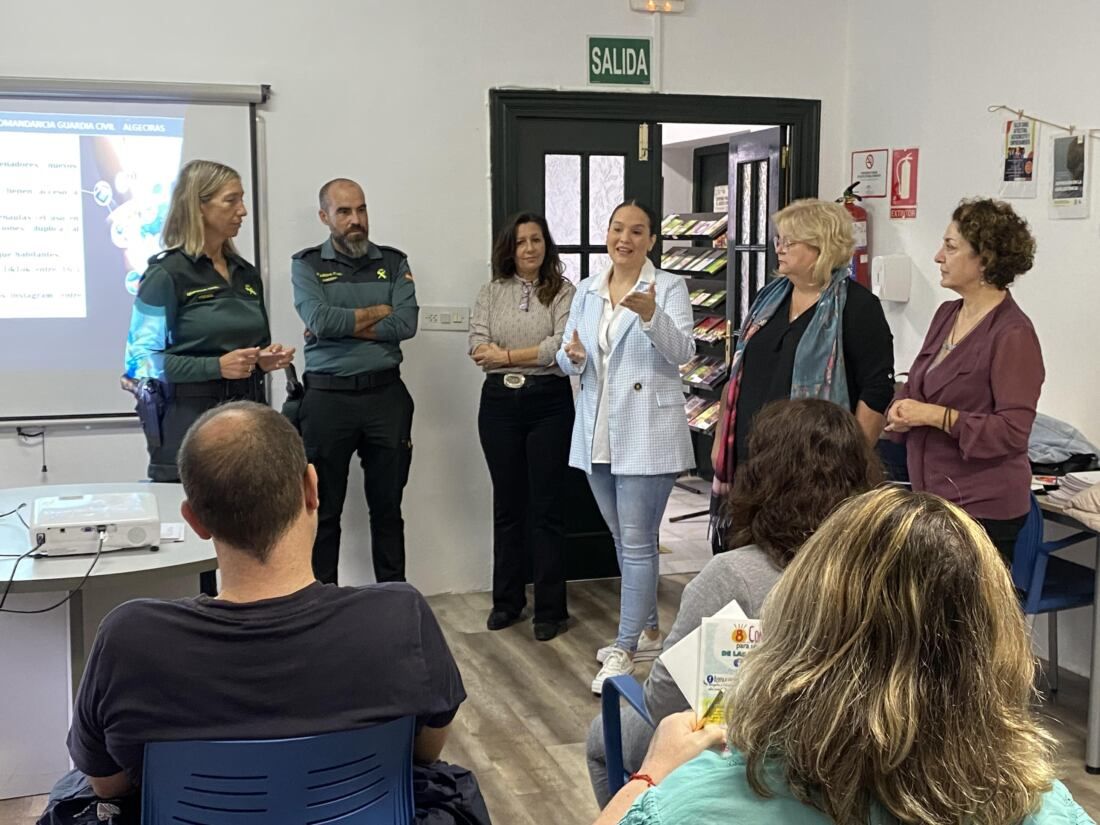 La delegada de Políticas de Igualdad, Sara Lobato, junto a miembros de la Guardia Civil en el taller sobre Ciberviolencia de Género.