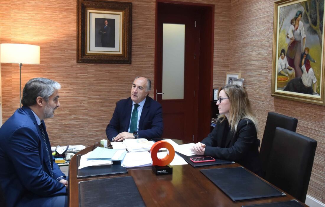 El alcalde, Jose Ignacio Landaluce, en un encuentro de trabajo con el nuevo director del Parque Energético San Roque Cepsa, Rosendo Rivero en el Ayuntamiento.