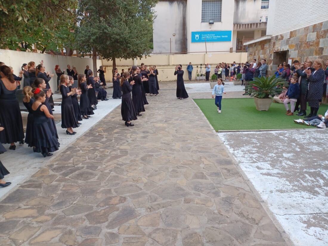 El flashmob que han realizado la Escuela Sánchez-Verdú por el Día Internacional del Flamenco.