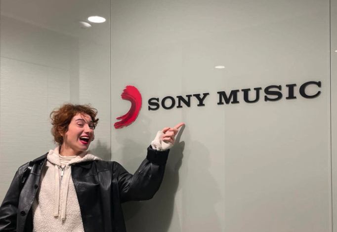 La sanroqueña Marina Lara en las oficinas de Sony Music.