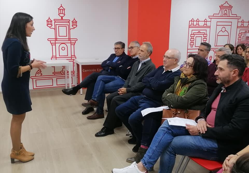 La secretaria general del PSOE de Algeciras y parlamentaria andaluza, Rocío Arrabal, en la recogida de avales.