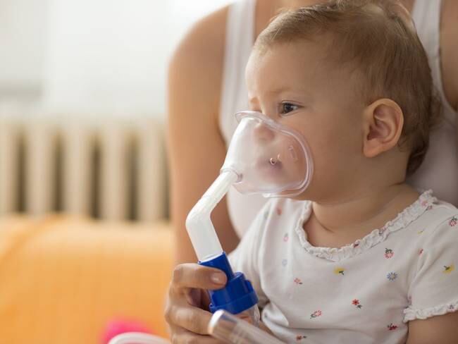 Un bebé recibe tratamiento hospitalario por dificultades respiratorias. / Petardj/GETTY IMAGES