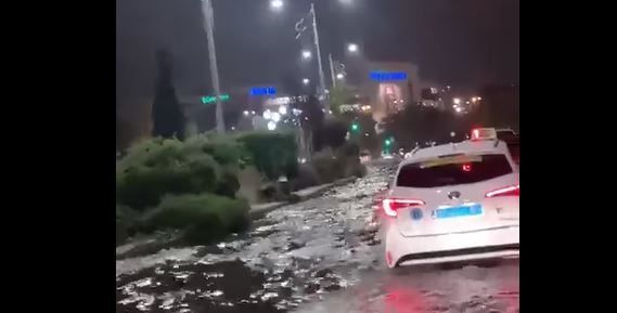 Captura de pantalla de uno de los vídeos que se ha viralizado por la lluvia de ayer.