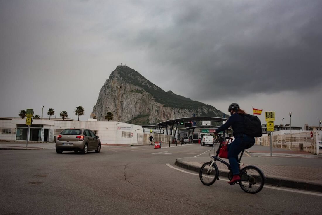 Imagen de un trabajador transfronterizo con Gibraltar de fondo. 