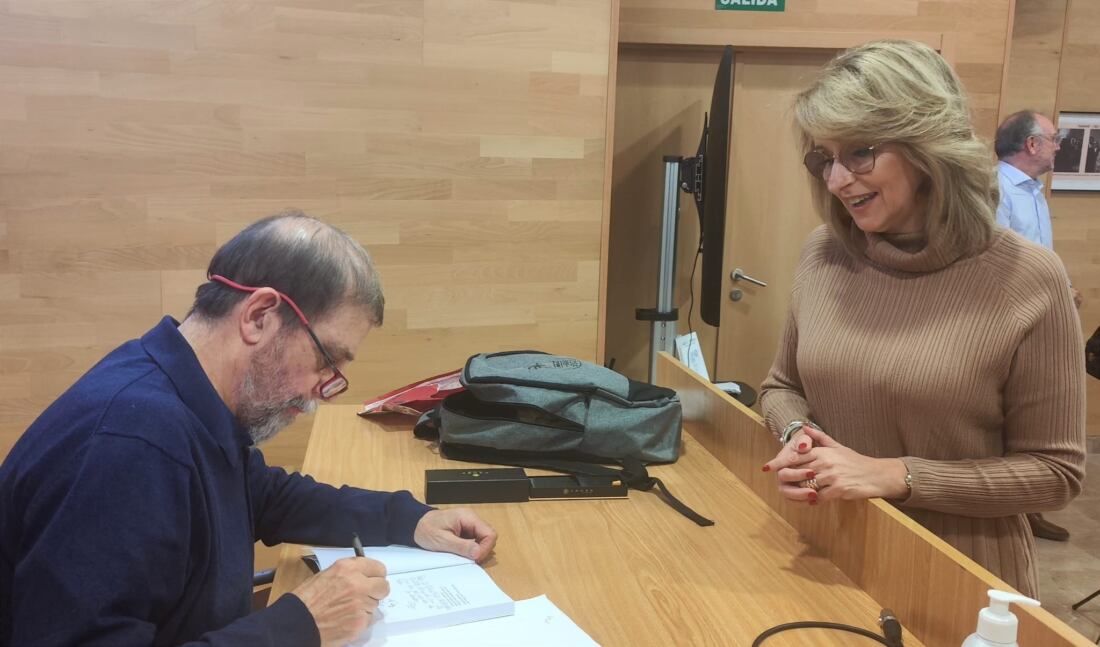 Pintor asiste a la presentación del libro ‘Aquí lo tienen’ de Carlos Villanueva Nieto.