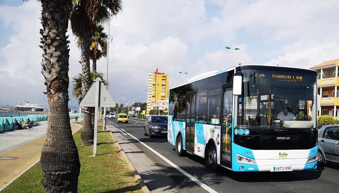 Un autobús de La Línea. La Línea modifica las paradas de taxis y los recorridos de autobús durante la Semana Santa