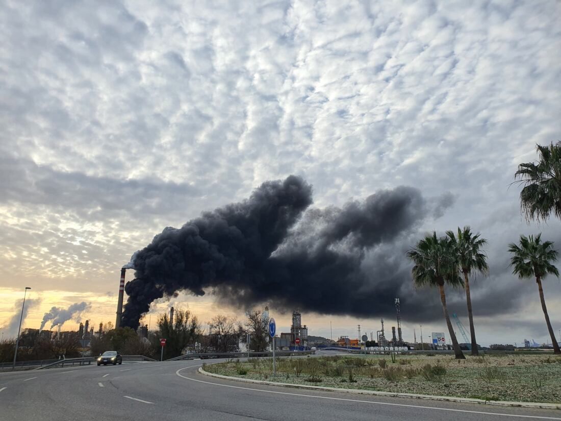 Columna de humo del incendio de Indorama, del pasado 1 de enero. 