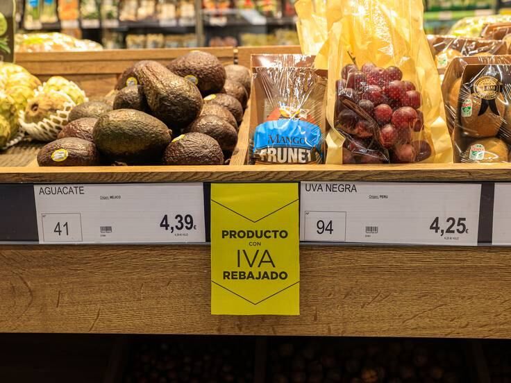 Los supermercados y tiendas de alimentación abrieron el lunes con los nuevos precios de los alimentos básicos sin IVA / ZIPI ARAGON (EFE)