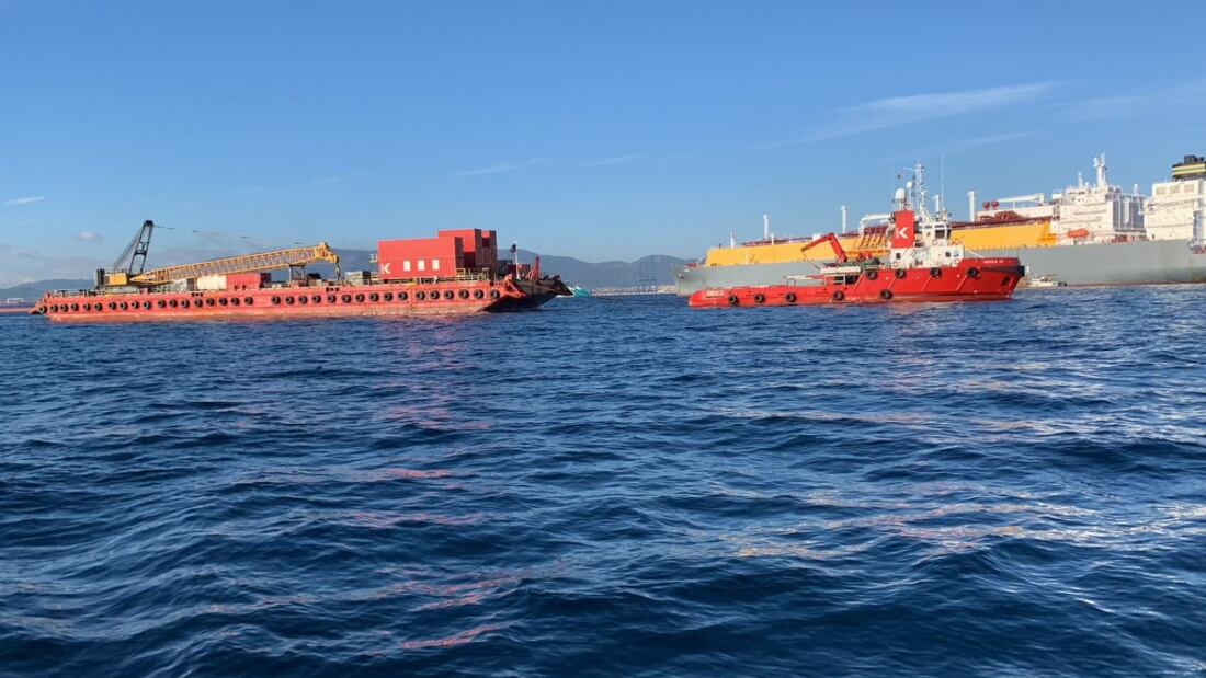 Barcos que han llegado para ayudar a ejecutar la maniobra de retirada del buque 'OS 35' en Gibraltar.