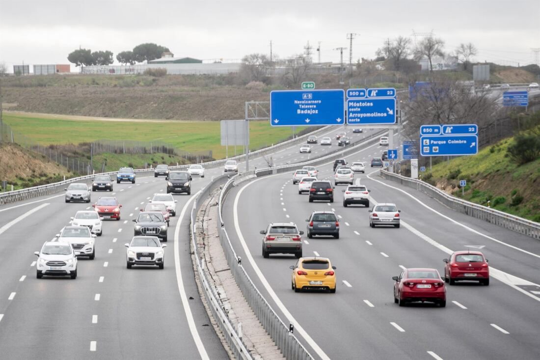 Varios coches circulan por la autovía del Suroeste, A-5, a 8 de enero de 2023, en Madrid (España). - A. Pérez Meca - Europa Press