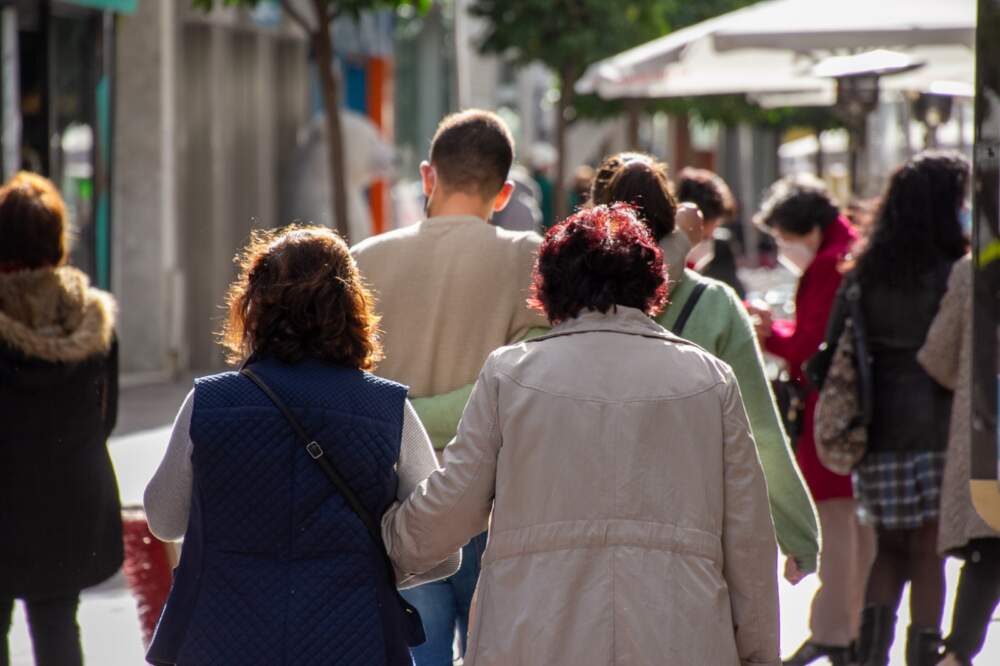 ciudadanos paseando