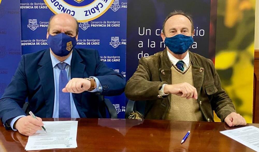 Firma compra vehiculos Bomberos