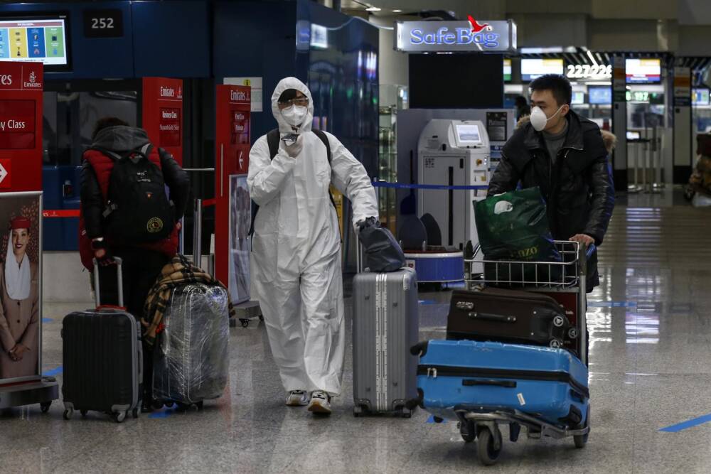 Turistas con EPIS en aeropuerto