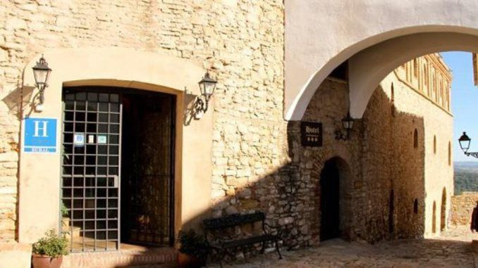 Hotel en el Castillo de Castellar. Los alojamientos de turismo rural de la provincia suman más de 2.000 viajeros en febrero