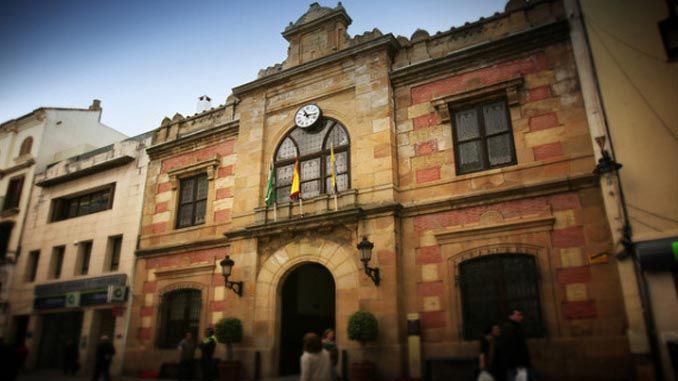 Imagen de archivo. Fachada del Ayuntamiento de Algeciras, que instala en su puerta dos réplicas de las farolas antiguas 