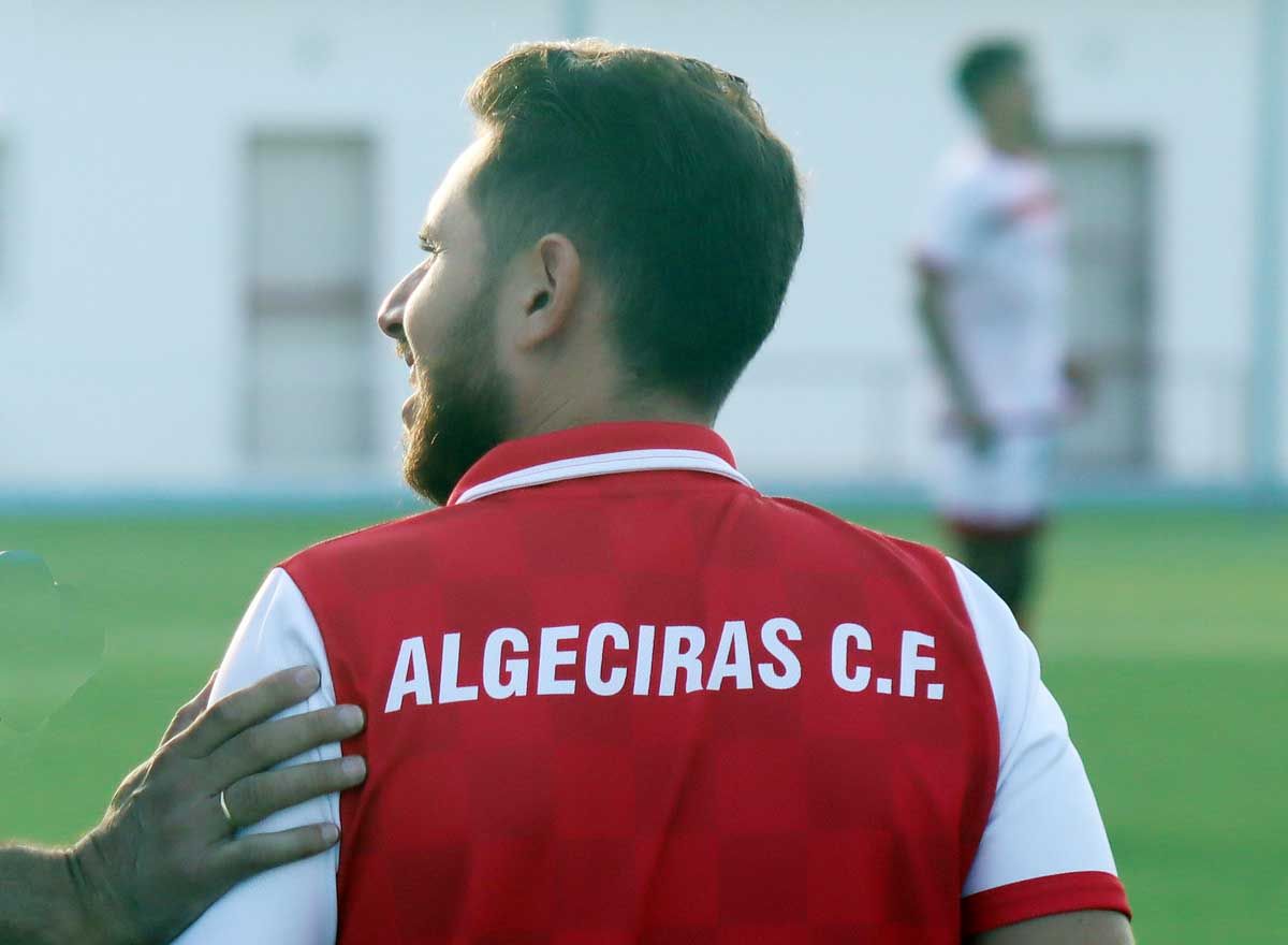 FÚTBOL 210821 Tonda espaldas
