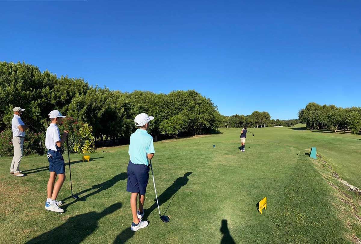GOLF 270821 Niños