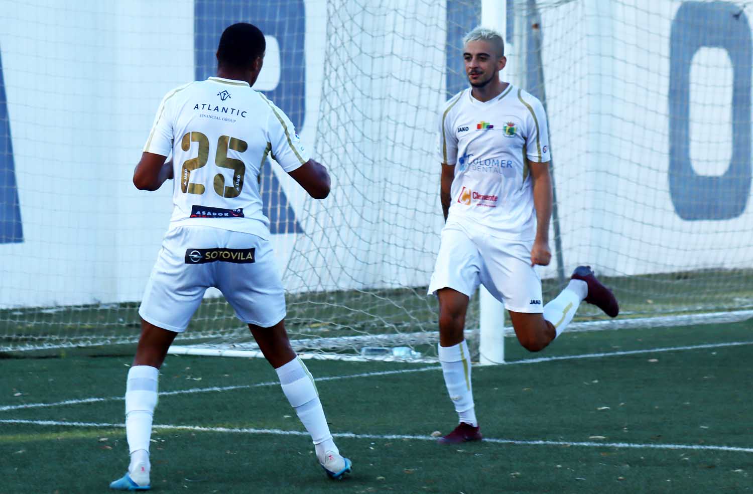 Dani Moreno festeja un gol con la Unión en un amistoso en la Estación/Foto: AXEL S.C.