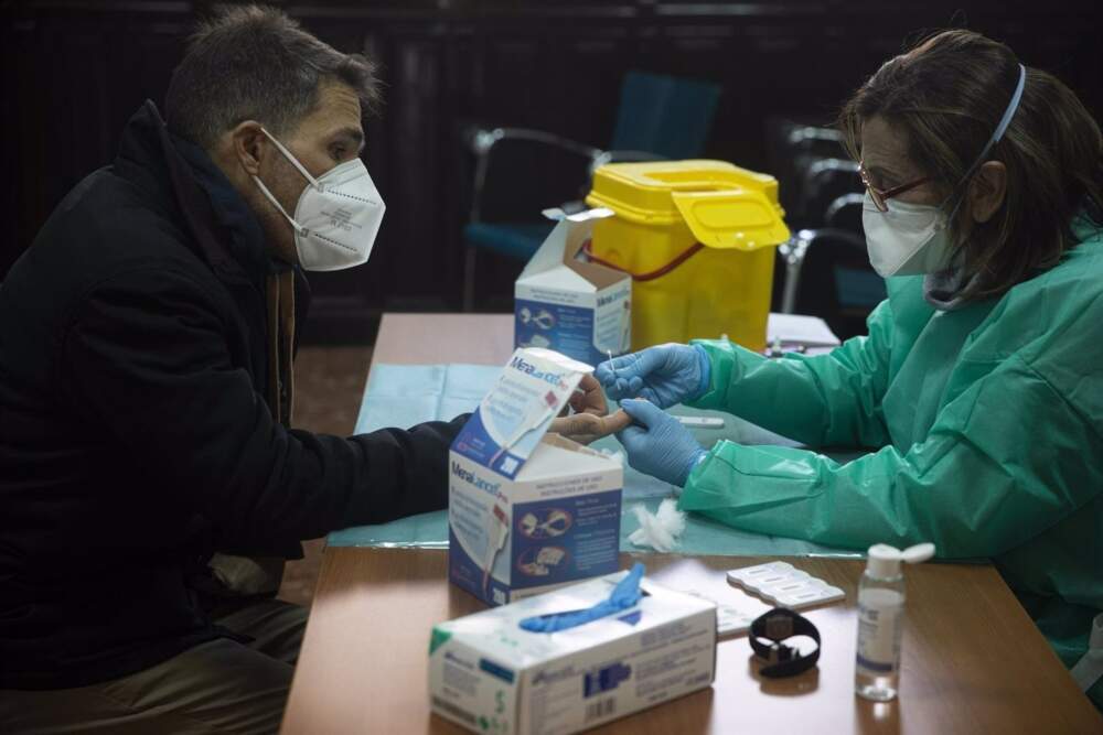 Coronavirus.-AMP2.-Andalucía suma 105 muertes y 5.150 casos, reduce 125 hospitalizados y sitúa su tasa por debajo de 850