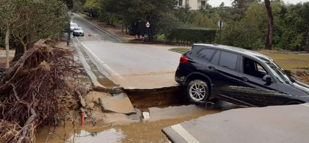 Coche atrapado Carmelo