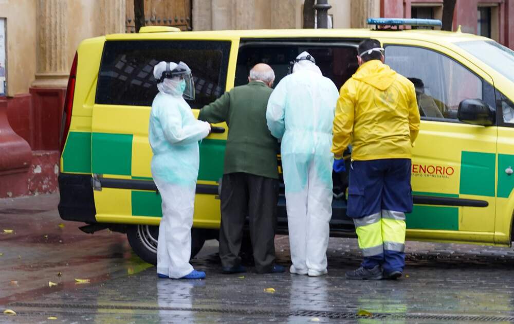 Sanitarios llevando un enfermo Covid