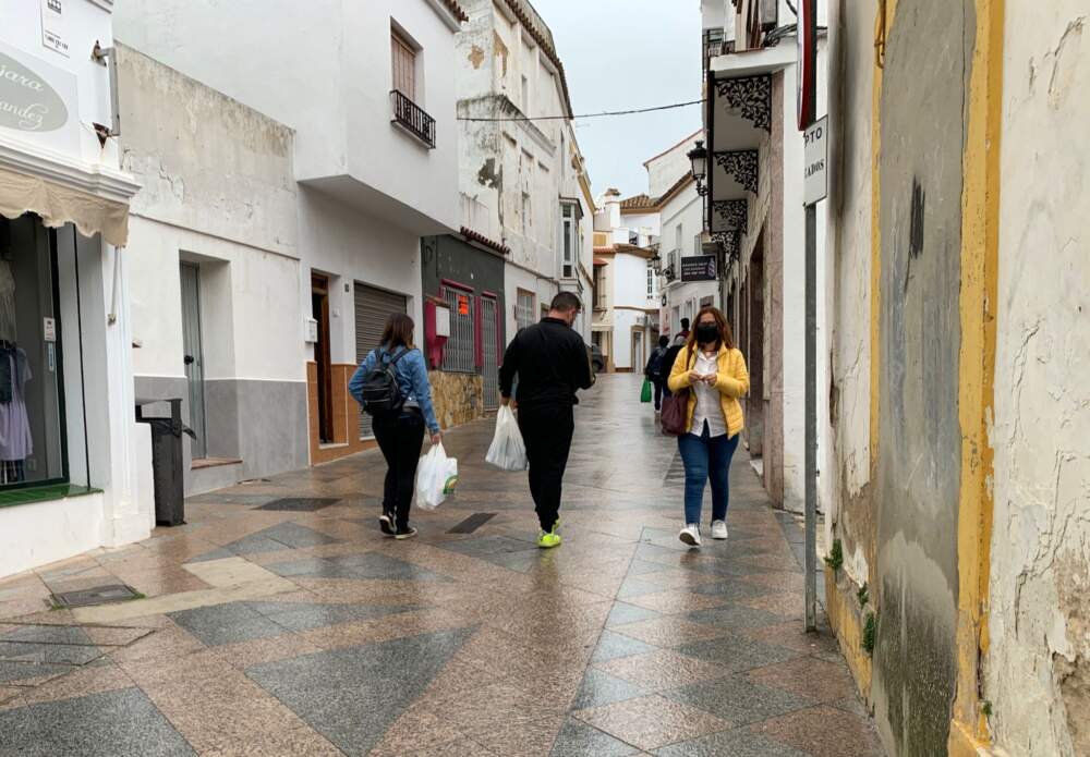 ciudadanos pasean con mascarilla