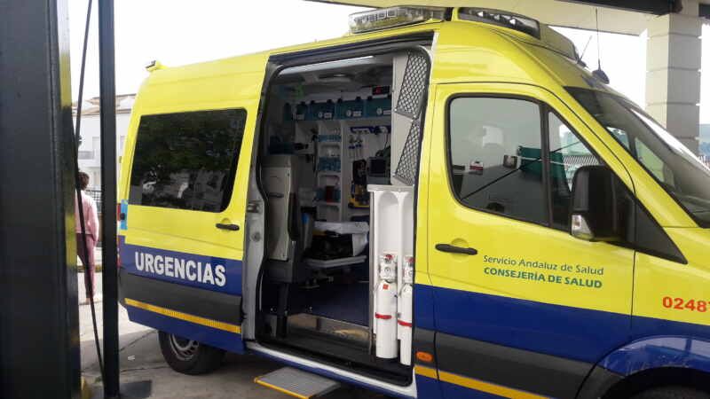 Fue trasladado al Hospital Punta Europa de Algeciras y posteriormente a la UCI en Cádiz, donde ha fallecido finalmente. Ambulancia de Urgencias. Archivo.