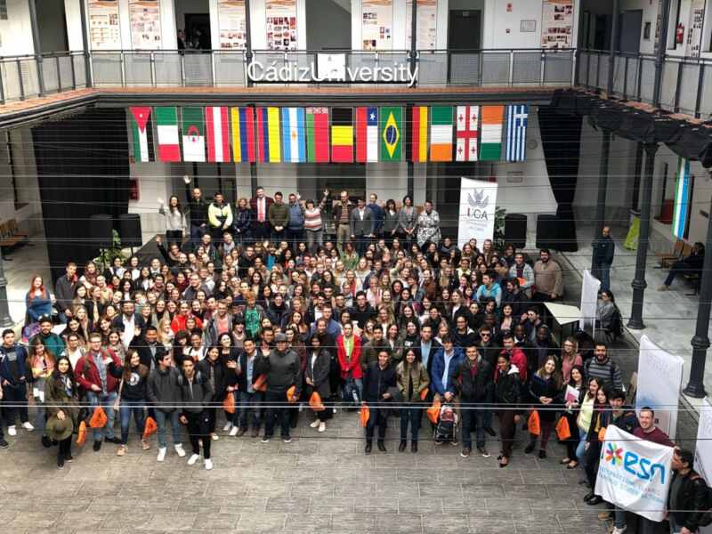 Foto de familia de estudiantes erasmus y visitantes en la UCA Foto de familia de estudiantes erasmus y visitantes en la UCA