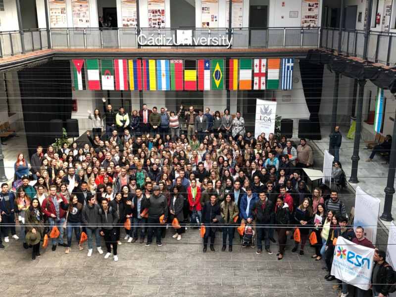 Foto de familia de estudiantes erasmus y visitantes en la UCA