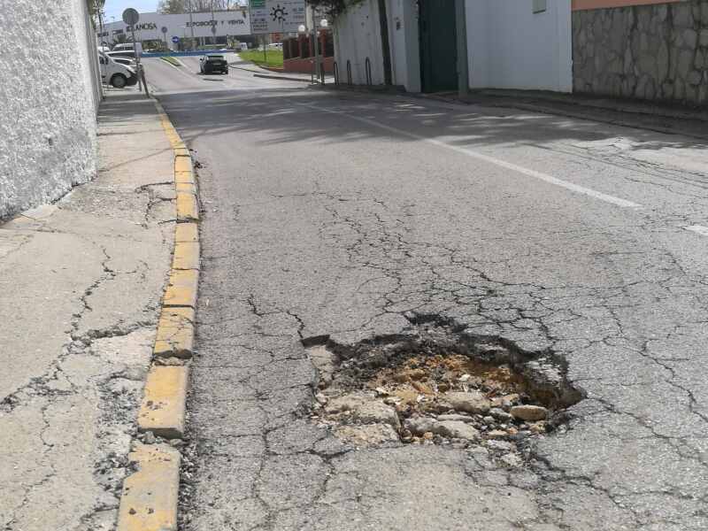 Socavón en una calle de Algeciras, en archivo. Algeciras pagará a una empresa 1,4 millones al año para reparar desperfectos en aceras y pavimentos.