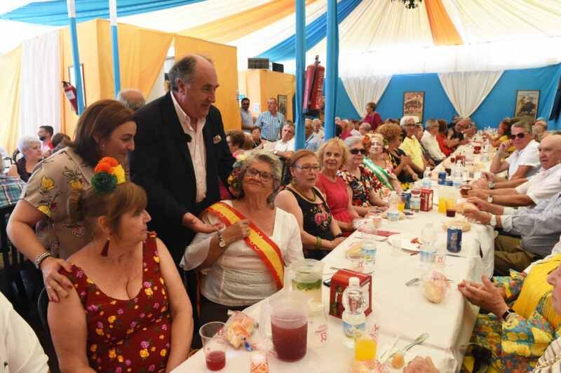 CASETA MUNICIPAL ALMUERZO OFRECIDO POR EL AYUNTAMIENTO A USARIOS DE CENTROS DE MAYORES CASETA MUNICIPAL ALMUERZO OFRECIDO POR EL AYUNTAMIENTO A USARIOS DE CENTROS DE MAYORES