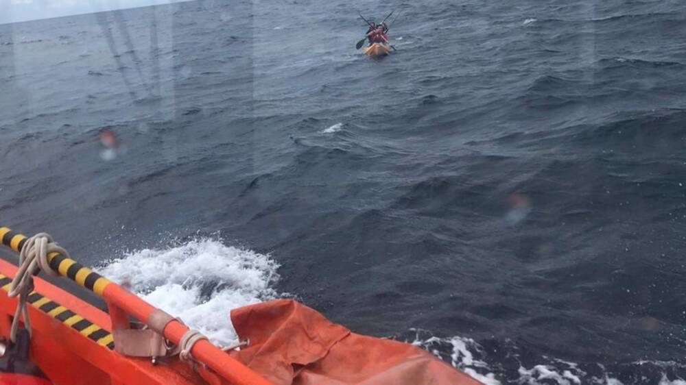 Cádiz.- Sucesos.- Rescatan a dos migrantes de un kayak tras ser avistados por un buque que practicaba tiro en el mar