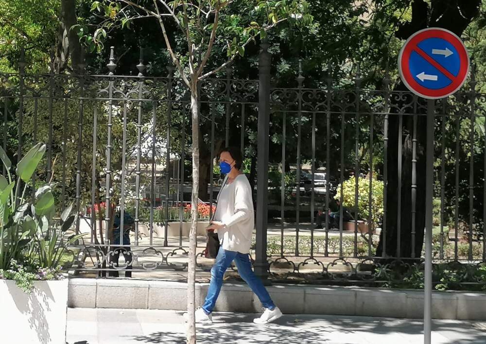 Mujer paseando con mascarilla