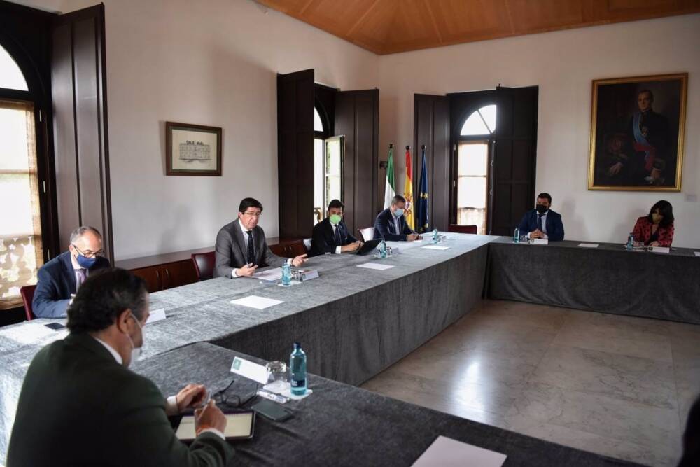 Fotos de archivo del vicepresidente de la Junta, Juan Marín, con los delegados territoriales de Regeneración, Justicia y Administración Local de las ocho provincias, que gestionarán estas ayudas.