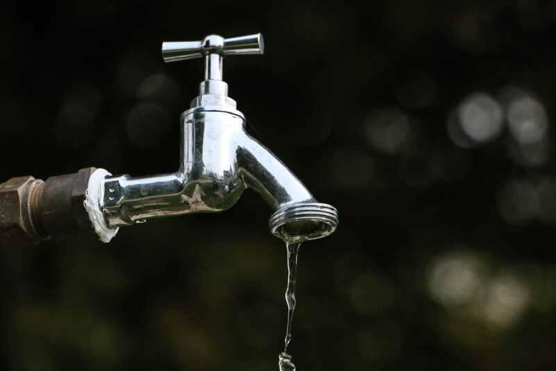 Un grifo goteando agua. 