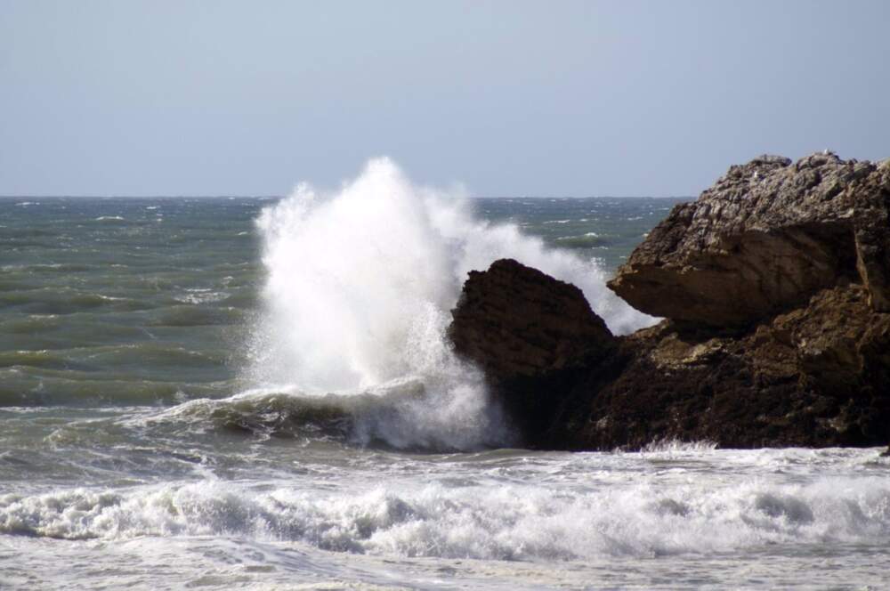 Andalucía arranca la semana con fuerte viento de levante en el Estrecho y temperaturas por encima de lo habitual