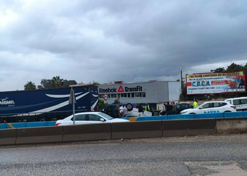 Un coche vuelca tras sufrir un accidente en la peligrosa norte Algeciras -