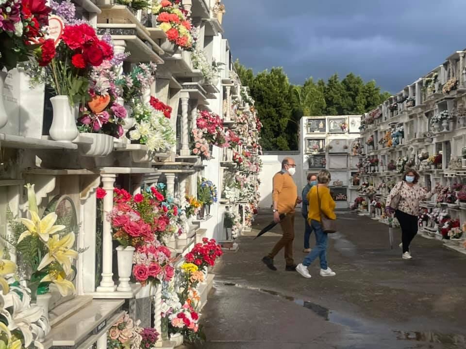 Misas y flores para honrar a los difuntos.