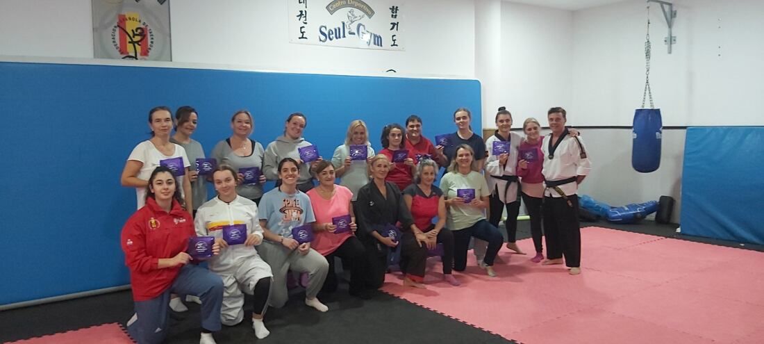 Veinticinco mujeres participan en un curso de Defensa Personal en el Club Seúl Gym Veinticinco mujeres participan en un curso de Defensa Personal en el Club Seúl Gym