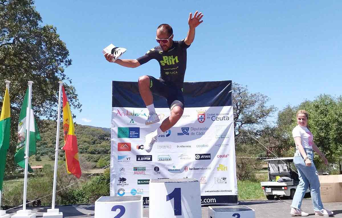 La ‘Intercontinental Race’ de ciclismo corona en Los Barrios a sus nuevos campeones El campeón de la categoría Élite da un salto de alegría tras ganar la 'Intercontinental Race' de ciclismo en Los Barrios